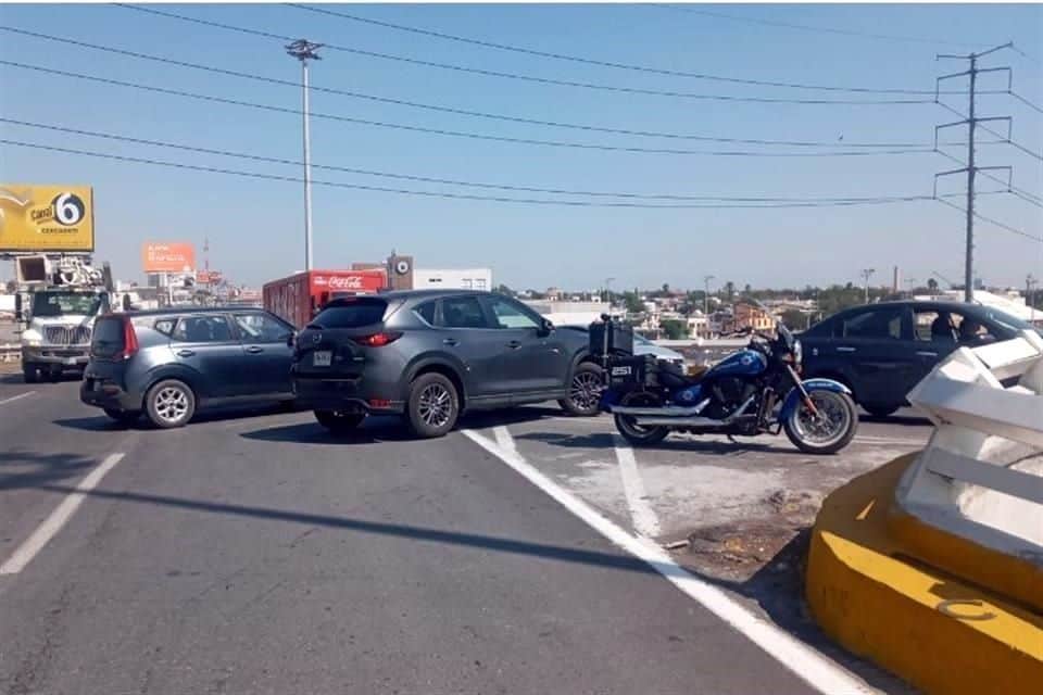 Caos vehicular es que es el que se registró en la Avenida Manuel L Barragán, al registrarse el choque de un vehículo con un tren carguero