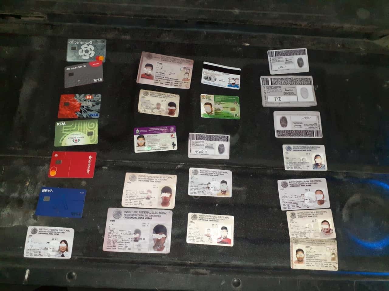 Dos personas detenidas luego de que se les encontrara en su poder diversas credenciales de elector y tarjetas bancarias
