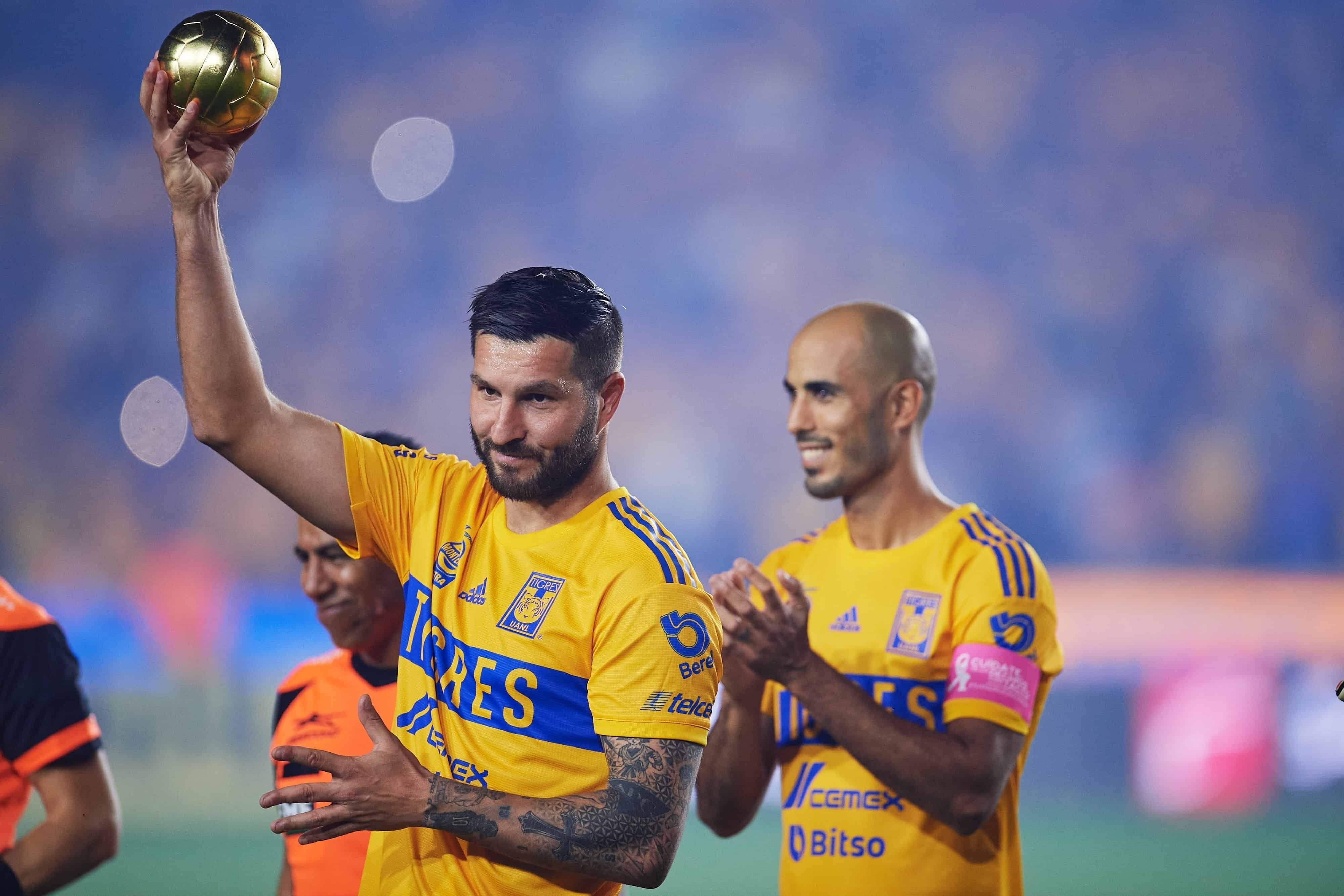 André Pierre Gignac recibe balón de oro como mejor delantero de la temporada 2021-2022.
