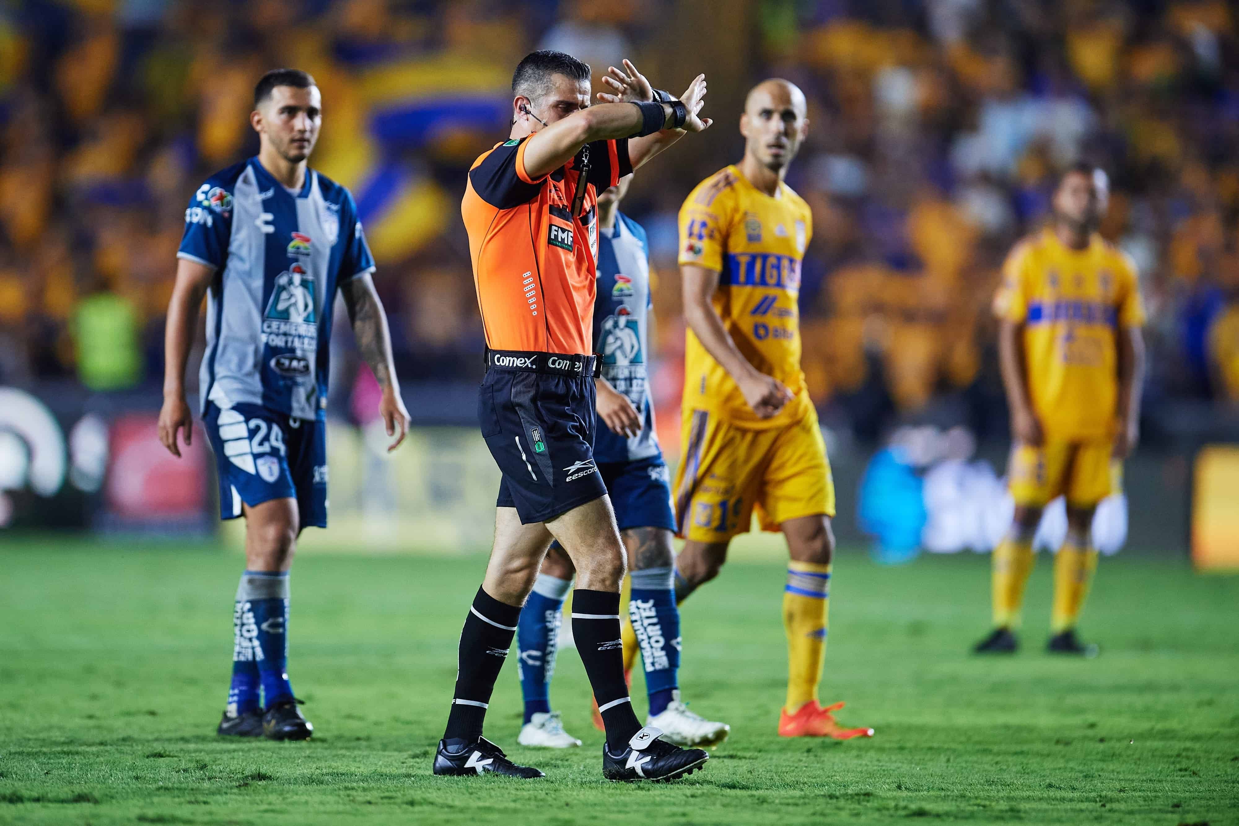 Tras un posible penal, el árbitro central, Fernando Hernández determina lo contrario.