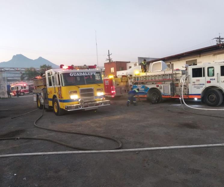 Incendio en bodega causa movilización