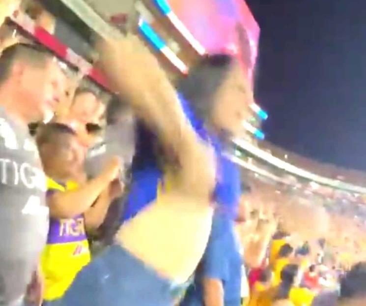 Aficionada felina hace topless tras gol de Gignac 