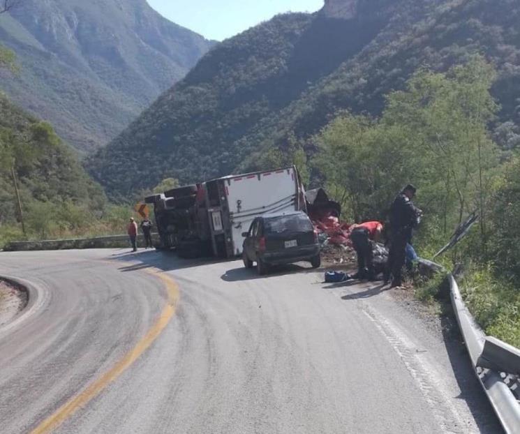 Vuelca tráiler cargado de bebidas gaseosas