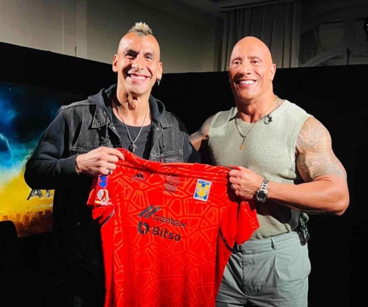 Le regala Nahuel jerseys de Tigres a The Rock Le regala Nahuel jerseys de Tigres a The Rock
