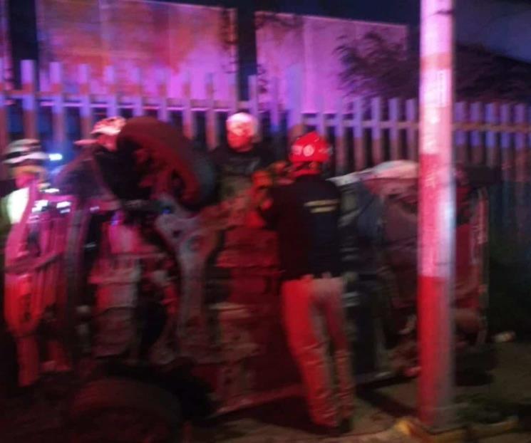 Auto termina volcado tras choque