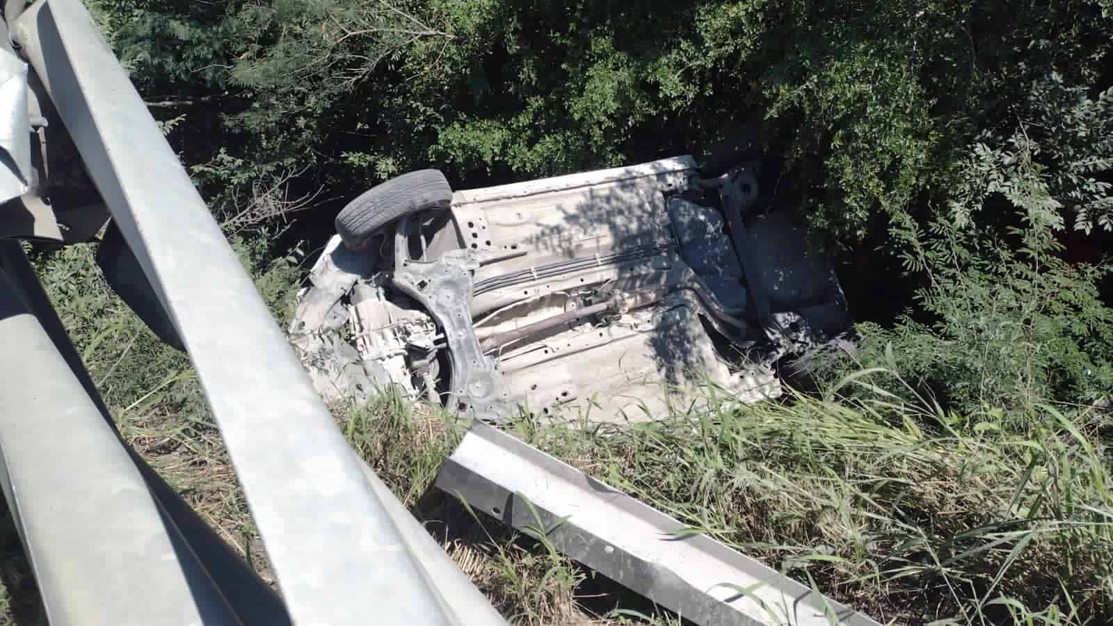 Un hombre terminó con diversas lesiones, después de estrellar su automóvil contra una barra de contención