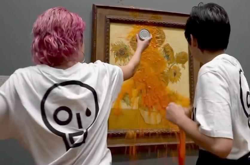 Vandalizan “Los Girasoles” de Van Gogh con sopa de tomate