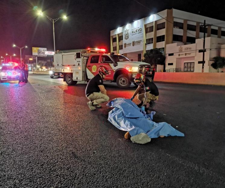 Choca contra auto, lo arrollan, después fallece