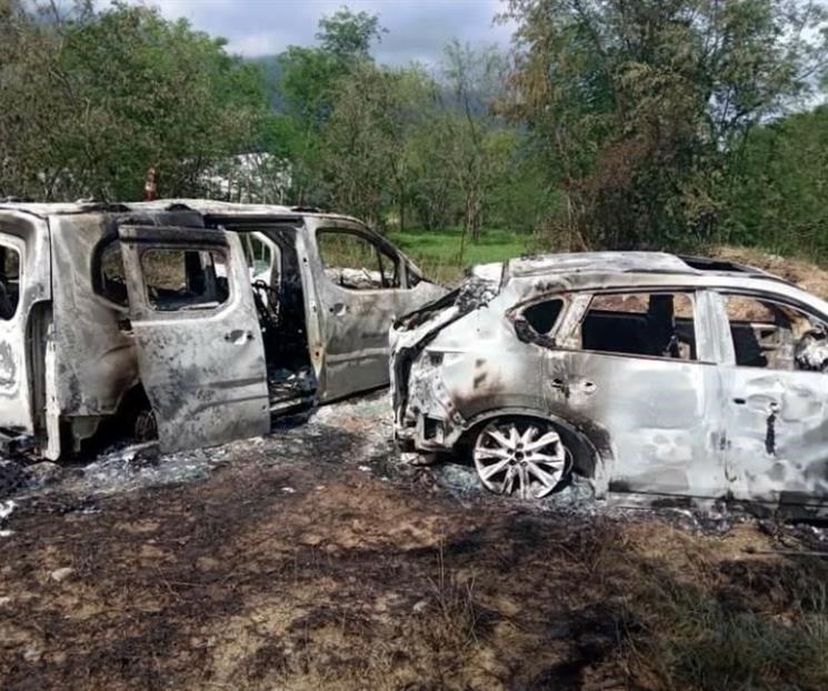 Abandonan e incendian camionetas