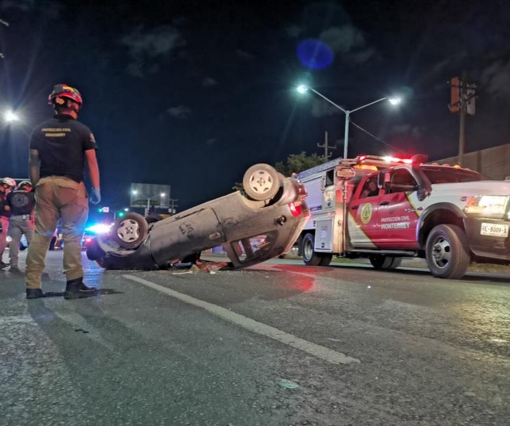 Conductor resulta lesionado tras volcadura