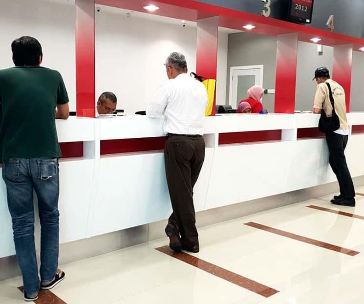 Migrantes y adultos mayores, quienes han abandonado cuentas