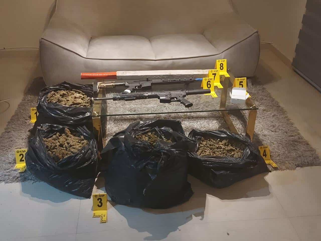 En tres cateos realizados por la policía fueron arrestados dos hombres, un par de armas largas y se aseguró droga