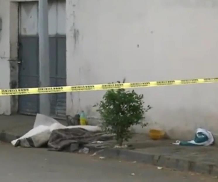 Hallan a muerto a hombre sobre banqueta