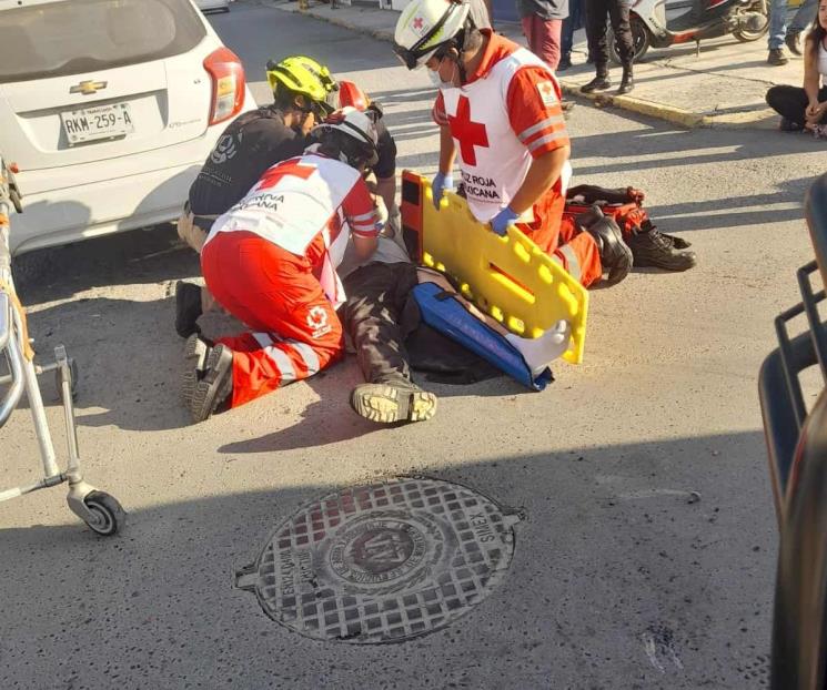 Choca motocicleta contra auto