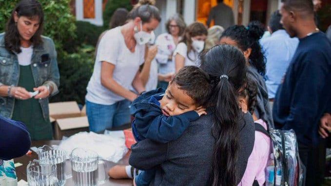 Florida seguirá “repartiendo” migrantes