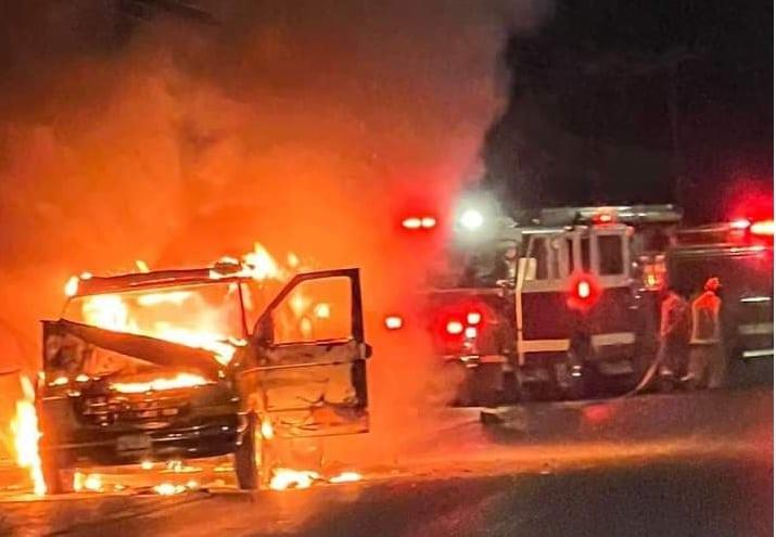 Rescatan a conductor y su nieto de camioneta incendiada