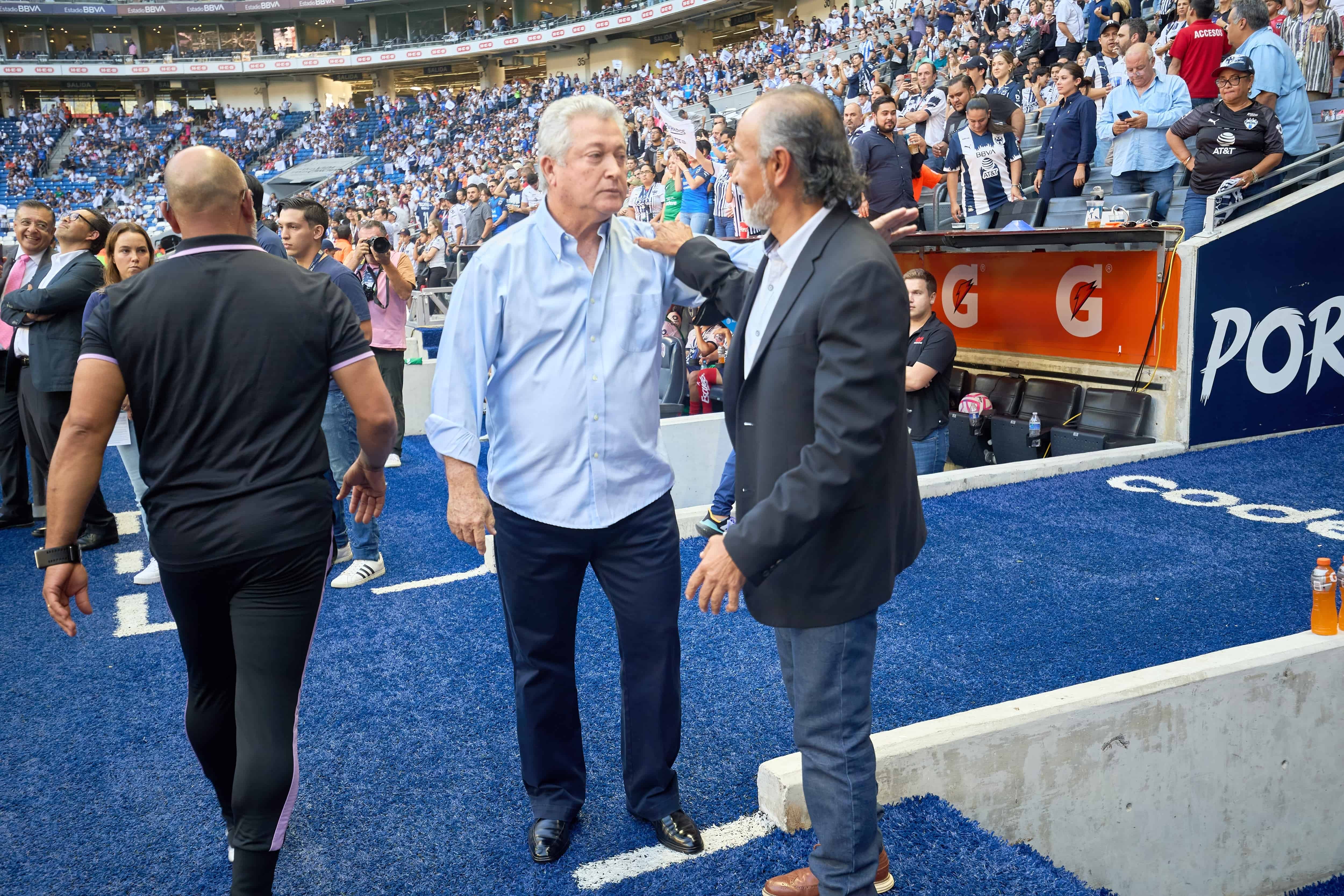 Saludo entre Víctor Manuel Vucetich y Raúl Gutiérrez.