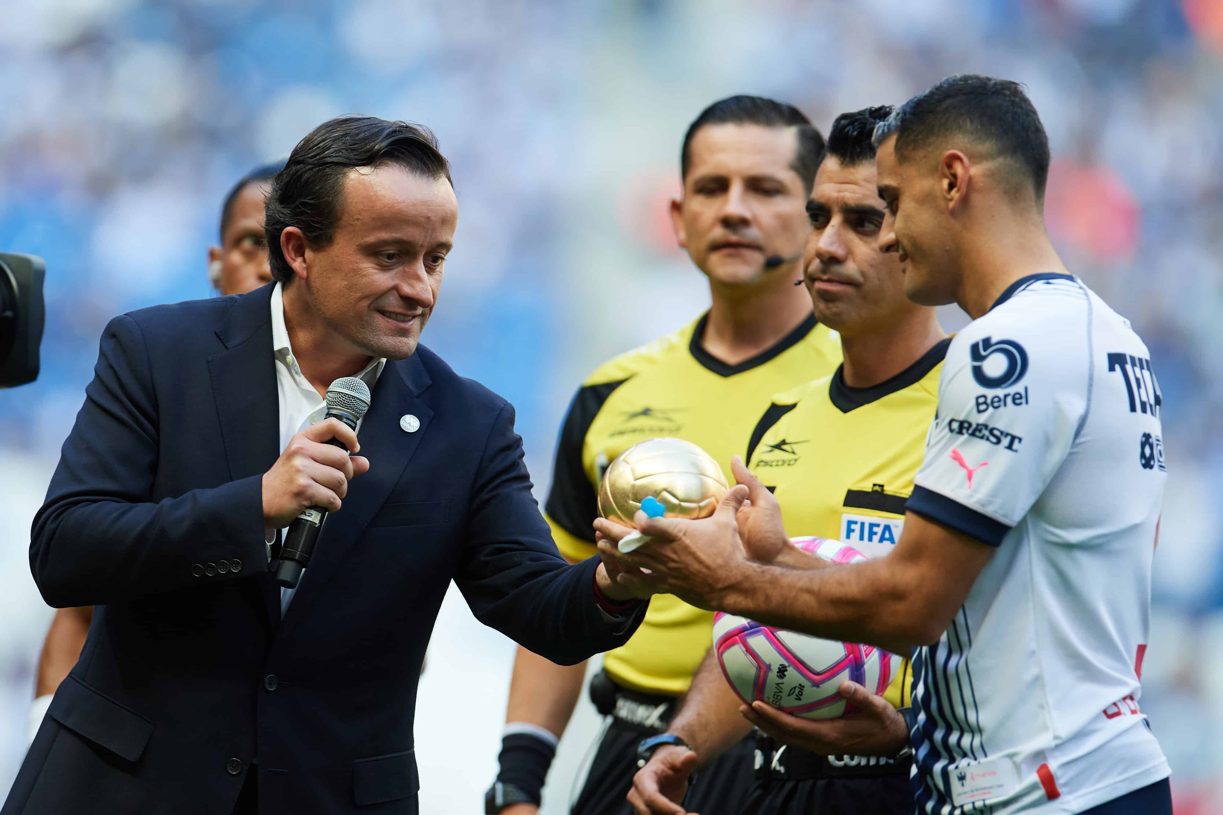 Germán Berterame recibe Balón de Oro por ser mejor goleador en la temporada 2021-2022.