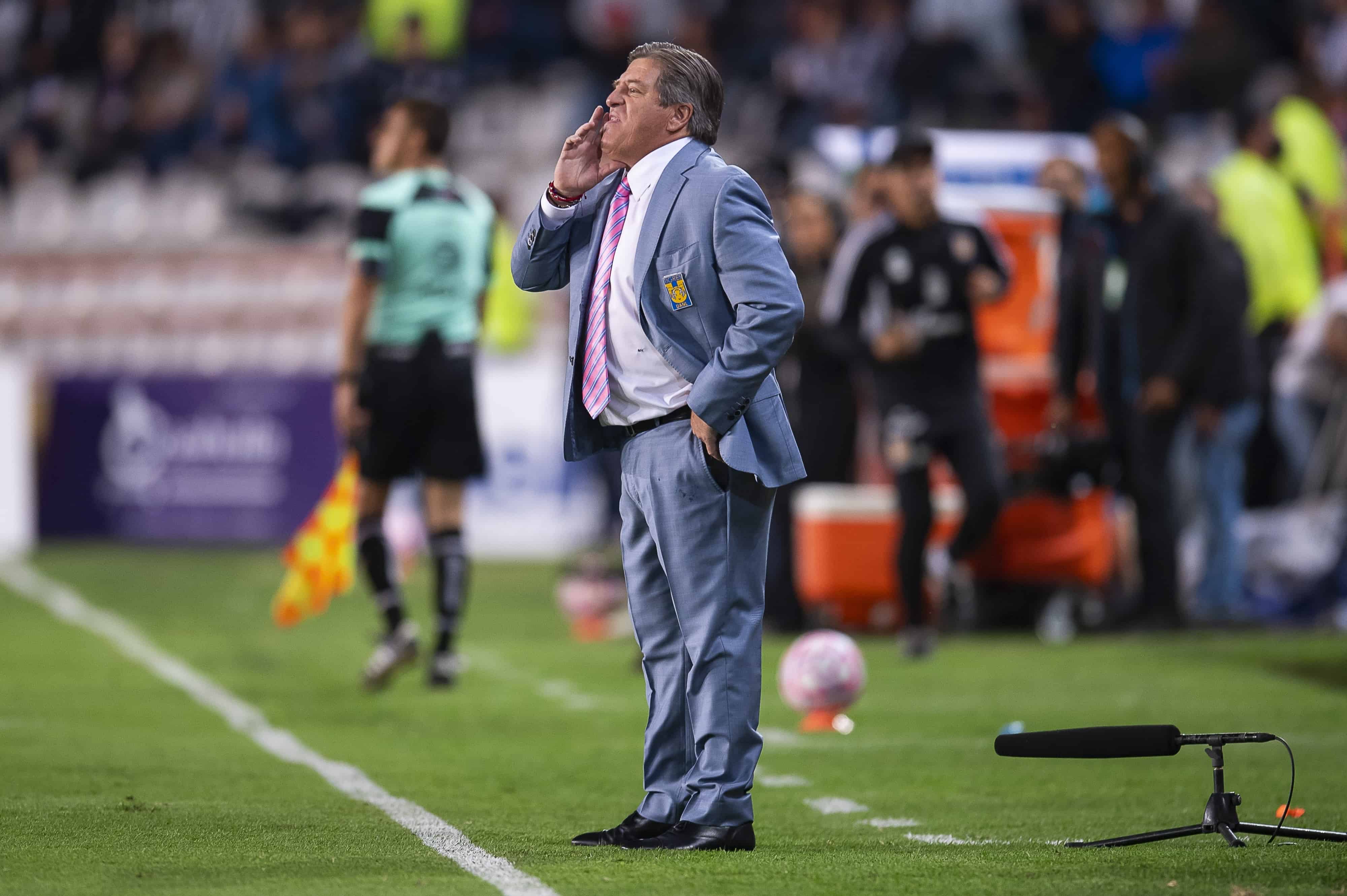 Miguel Herrera dando indicaciones.