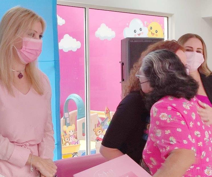 Entregan apoyos a personas con cáncer de mama