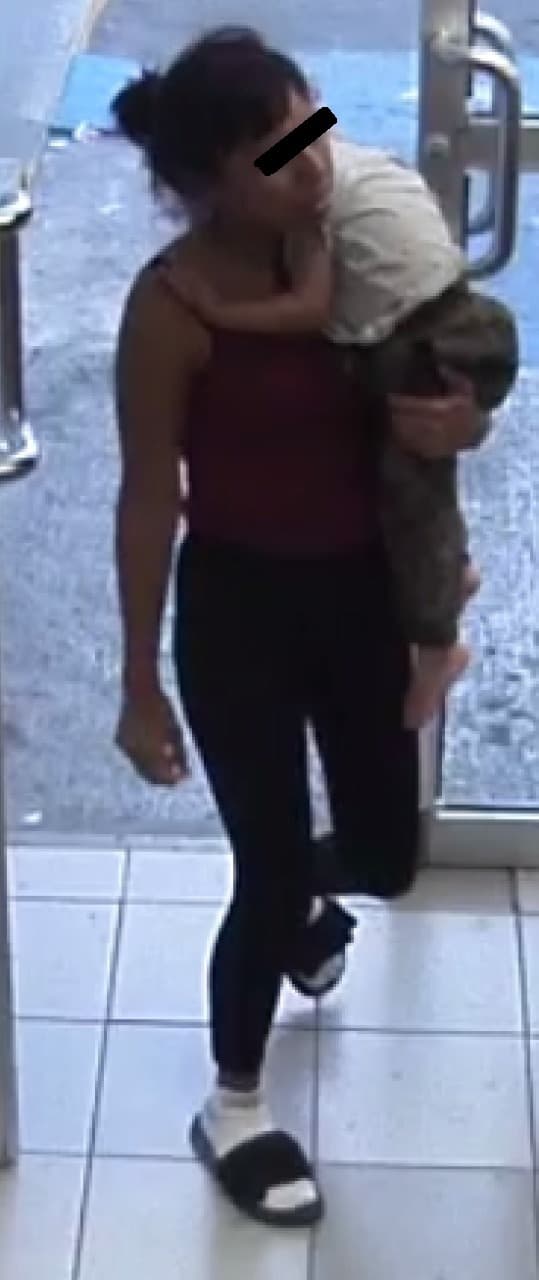 una pareja con una niña en brazos fue detenida por oficiales de la Policía de Monterrey, tras asaltar con un cuchillo al empleado del negocio