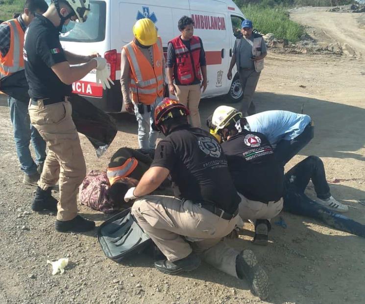Arrolla a dos trabajadores y huye