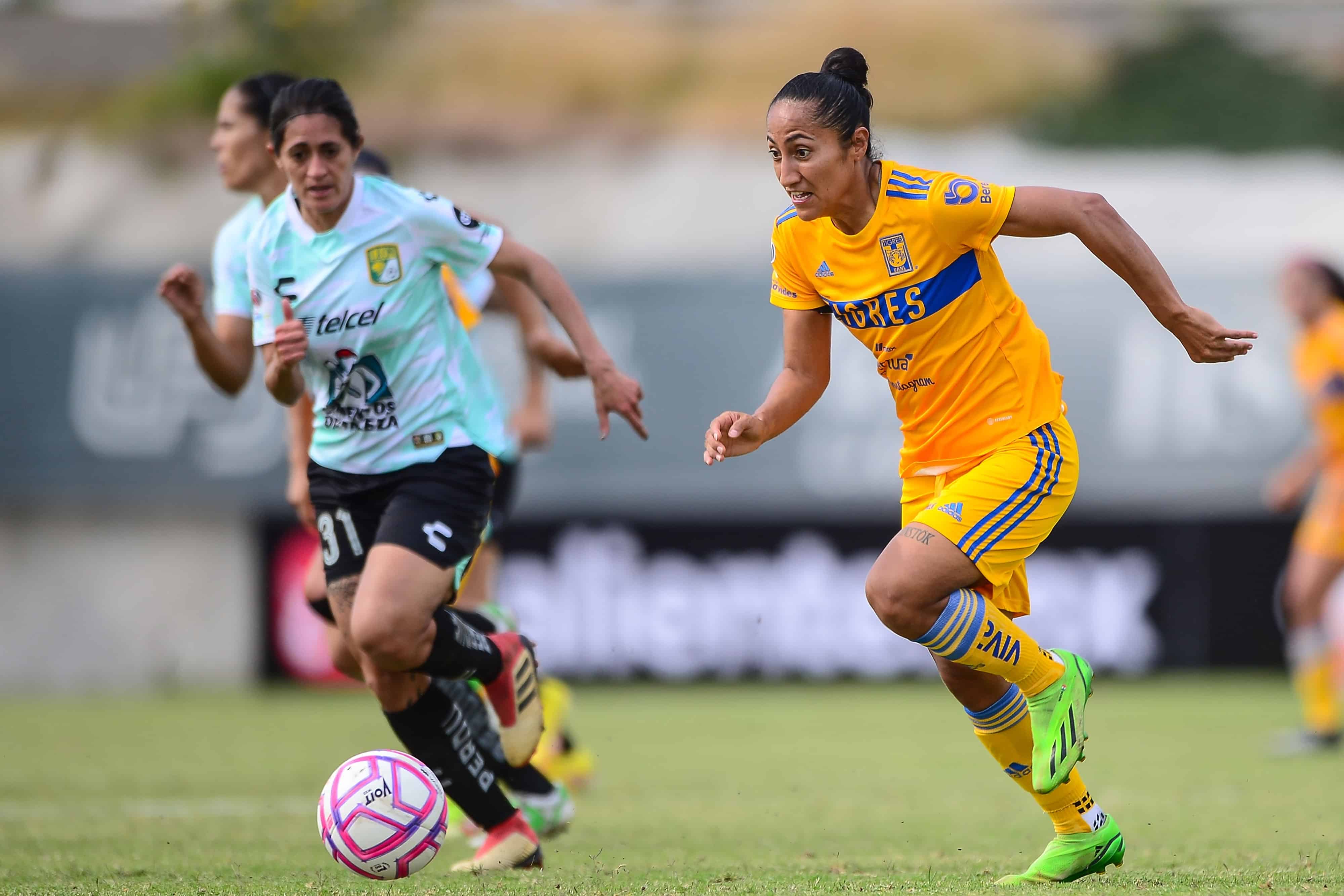 Stephany Mayor busca abrir el marcador, pero no concreta.