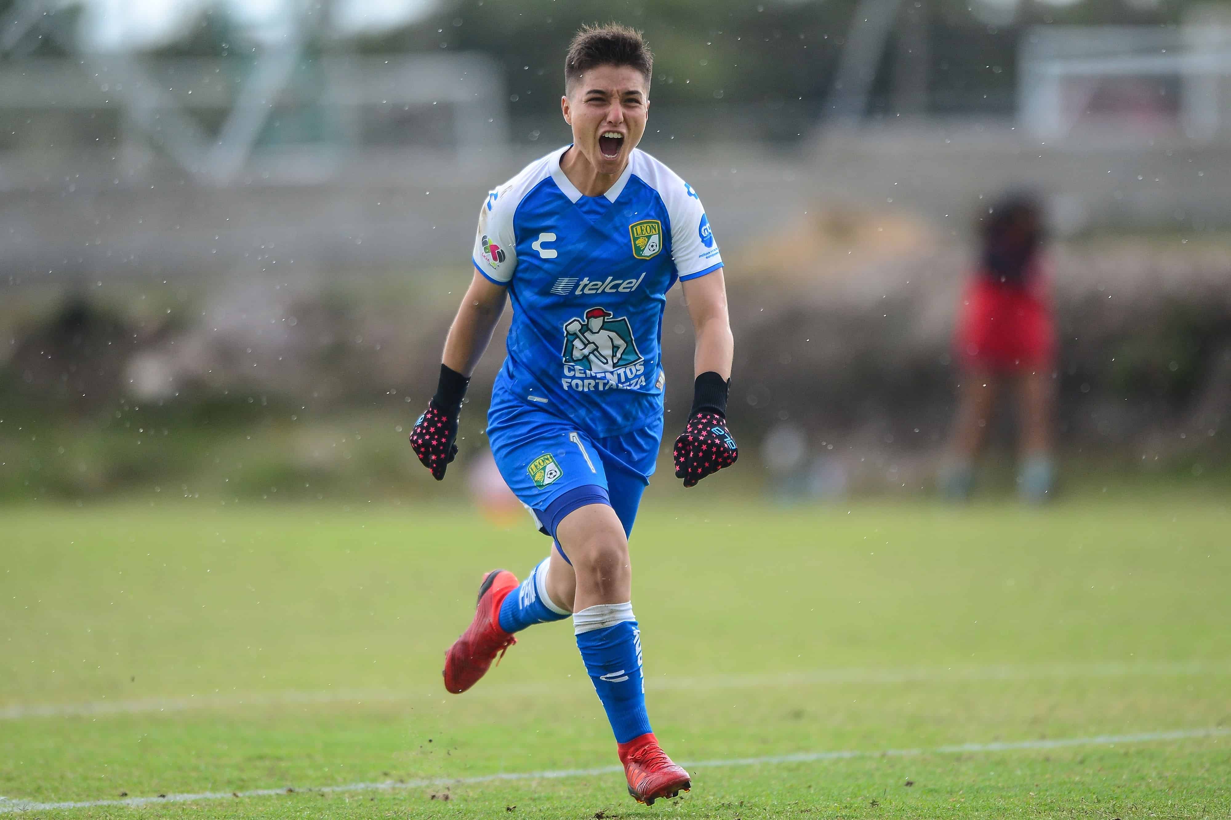 Ángeles Martínez festejando los goles de su equipo.