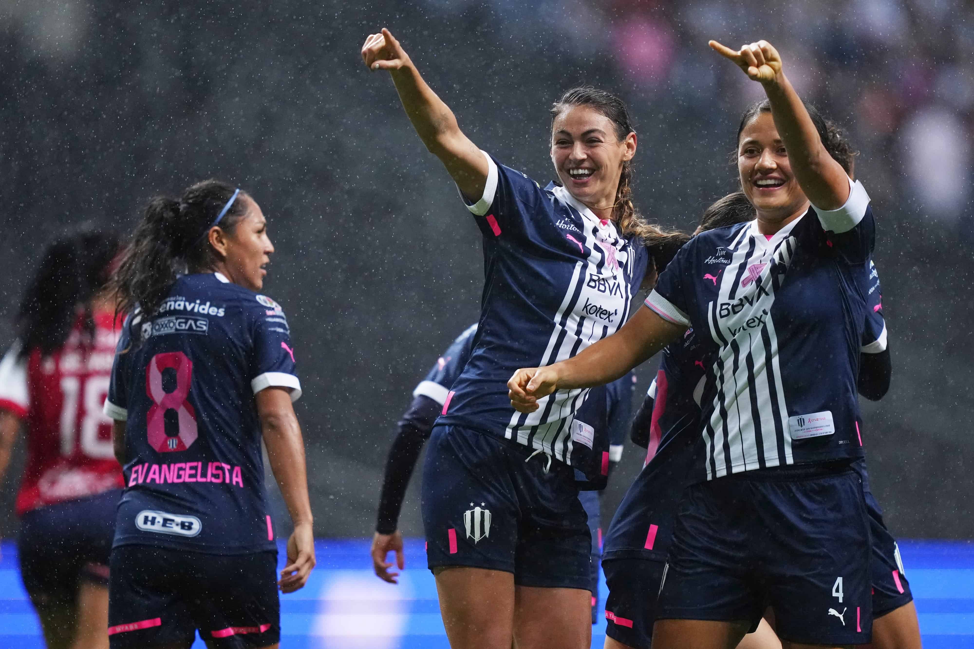 Christina Burkenroad hace el 1-0.