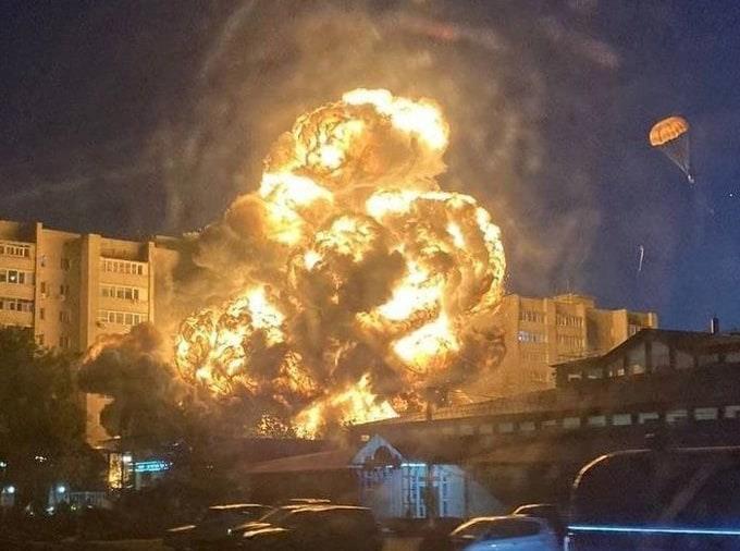Reportan impacto de avión militar contra edificio en Rusia