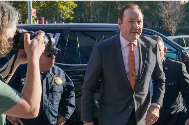 Kevin Spacey testifica y niega abuso sexual