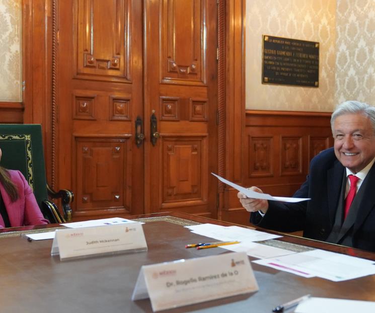 AMLO acuerda con Walmart bajar la inflación en alimentos
