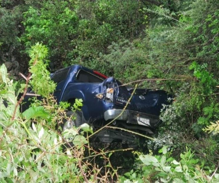 Cae conductor en barranco