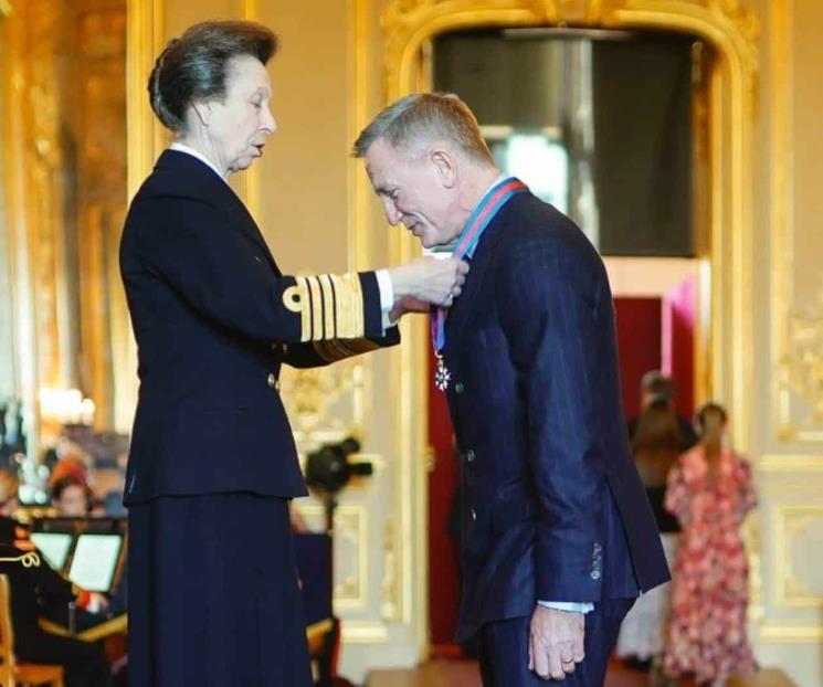 Condecoran a Daniel Craig justo como a James Bond