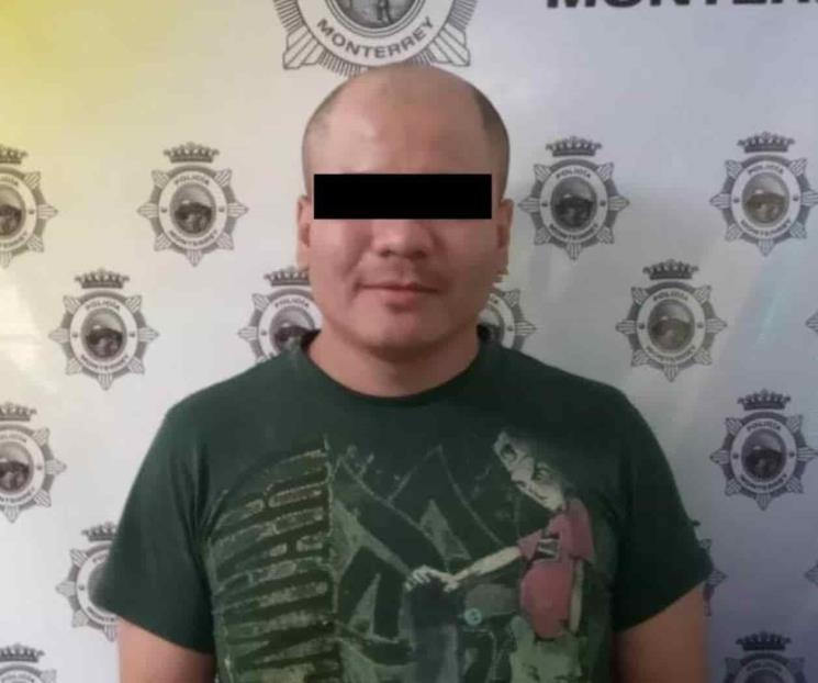 Hombre pelea y lo detienen; contaba con orden de aprehensión