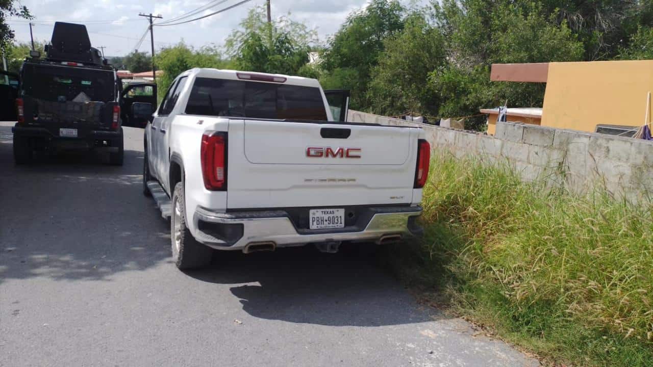 Policías de Fuerza Civil aseguraron este lunes dos camionetas pick up blindadas con armas y droga