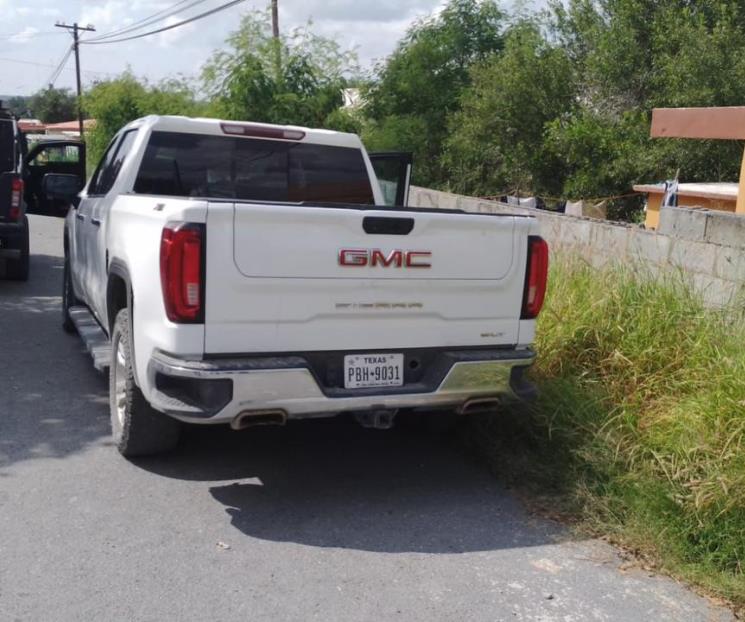 Aseguran camionetas blindadas, armas y droga