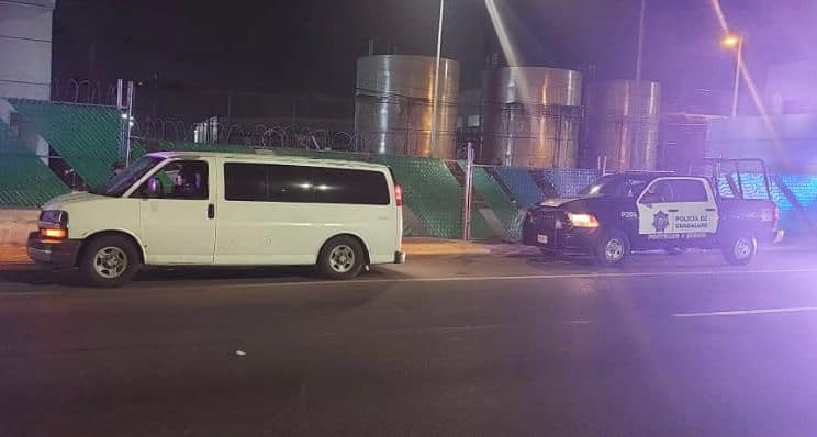 Detuvieron a un presunto pollero quién transportaba en una camioneta a 19 indocumentados entre ellos, cuatro menores de edad