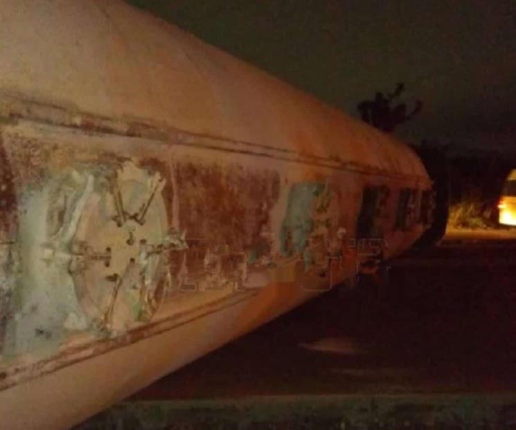 Vuelca pipa con materiales en Juárez