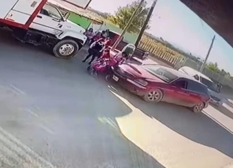Mujer intenta atropellar a familia en Galeana