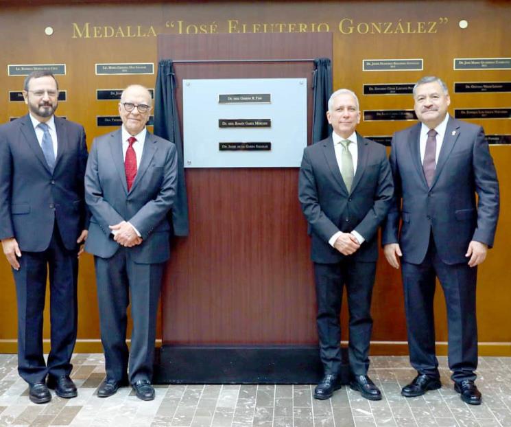 Reconoce a médicos con presea “Dr. José Eleuterio González