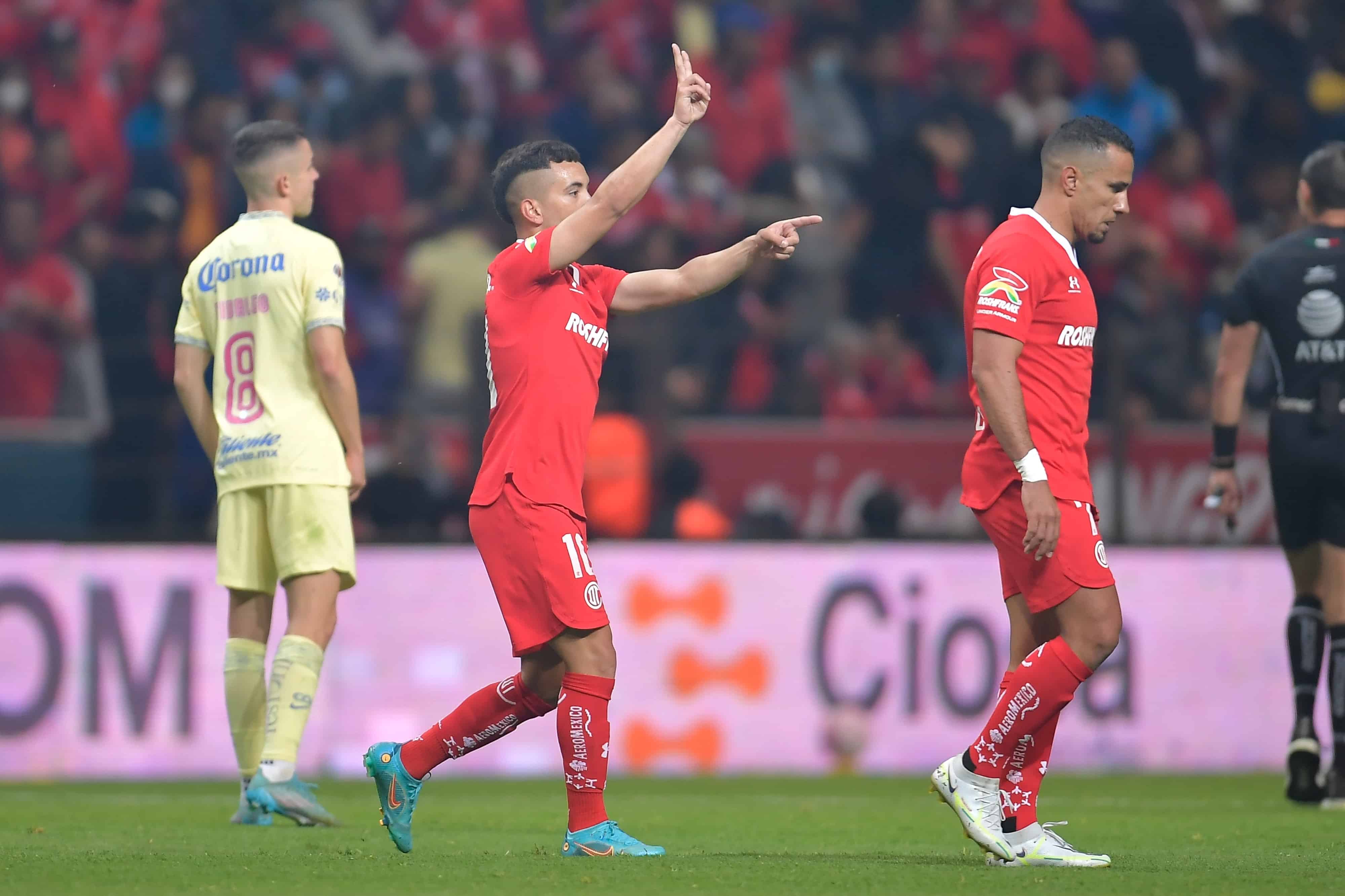 Leonardo Fernández hace el 2-0 por la vía penal.