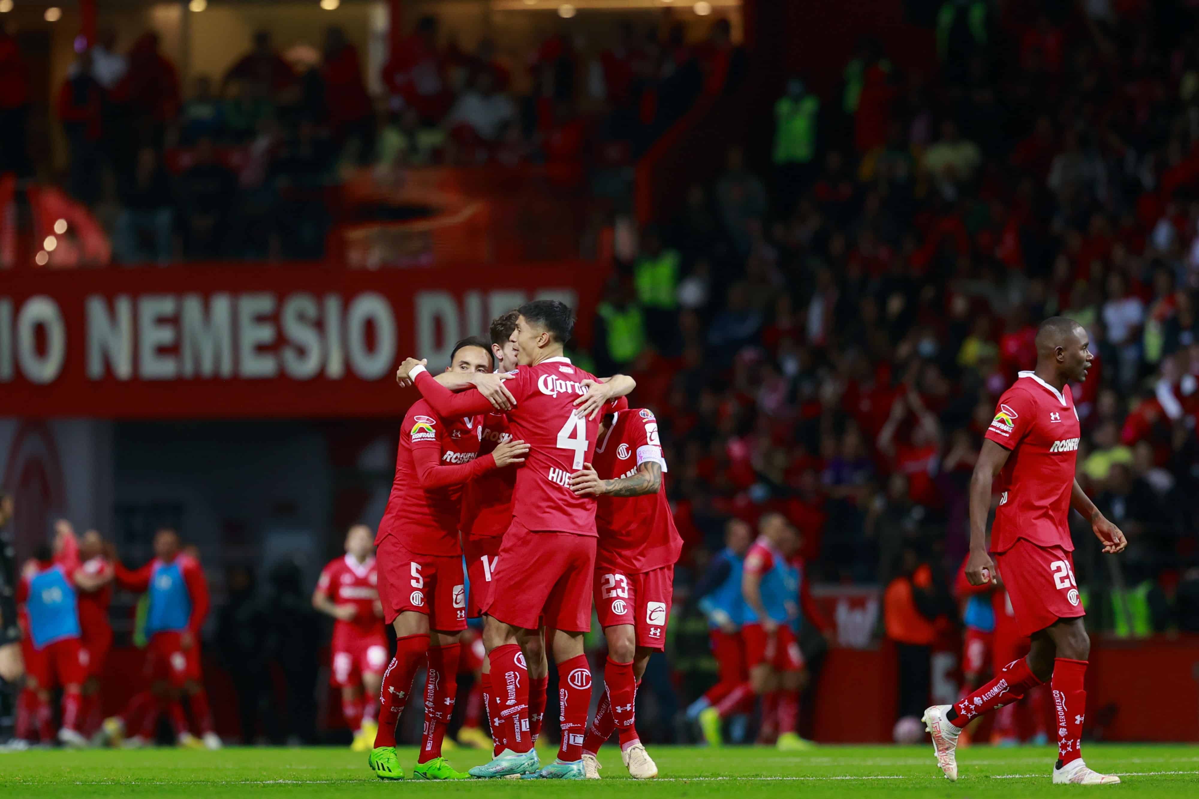 Toluca se lleva la ventaja al Estadio Azteca.