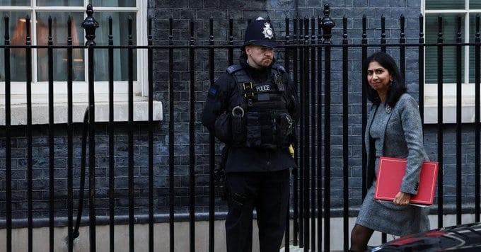 Renuncia ministra británica del Interior