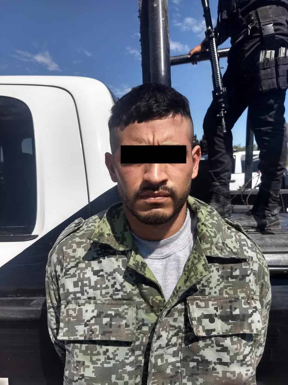 En un intento por evitar ser detenidos, dos hombres dispararon un arma larga contra elementos de Fuerza Civil y luego intentaron entrar a un domicilio, donde fueron arrestados