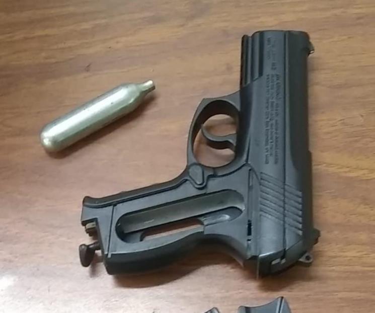 Lleva estudiante pistola a la secundaria