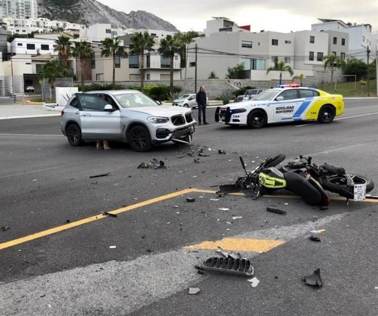 Choca en su moto y sale herido
