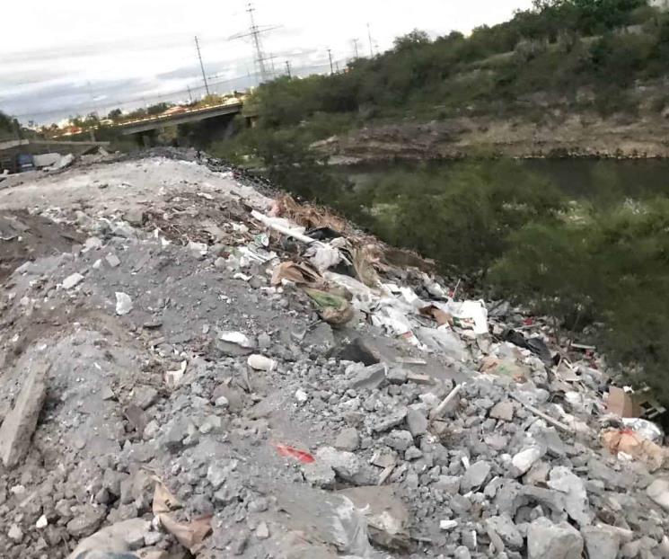 Sorprenden a hombre tirando escombro