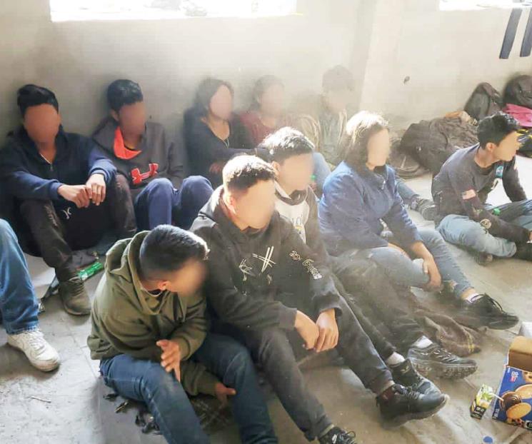 Detienen a 2 polleros con 112 migrantes