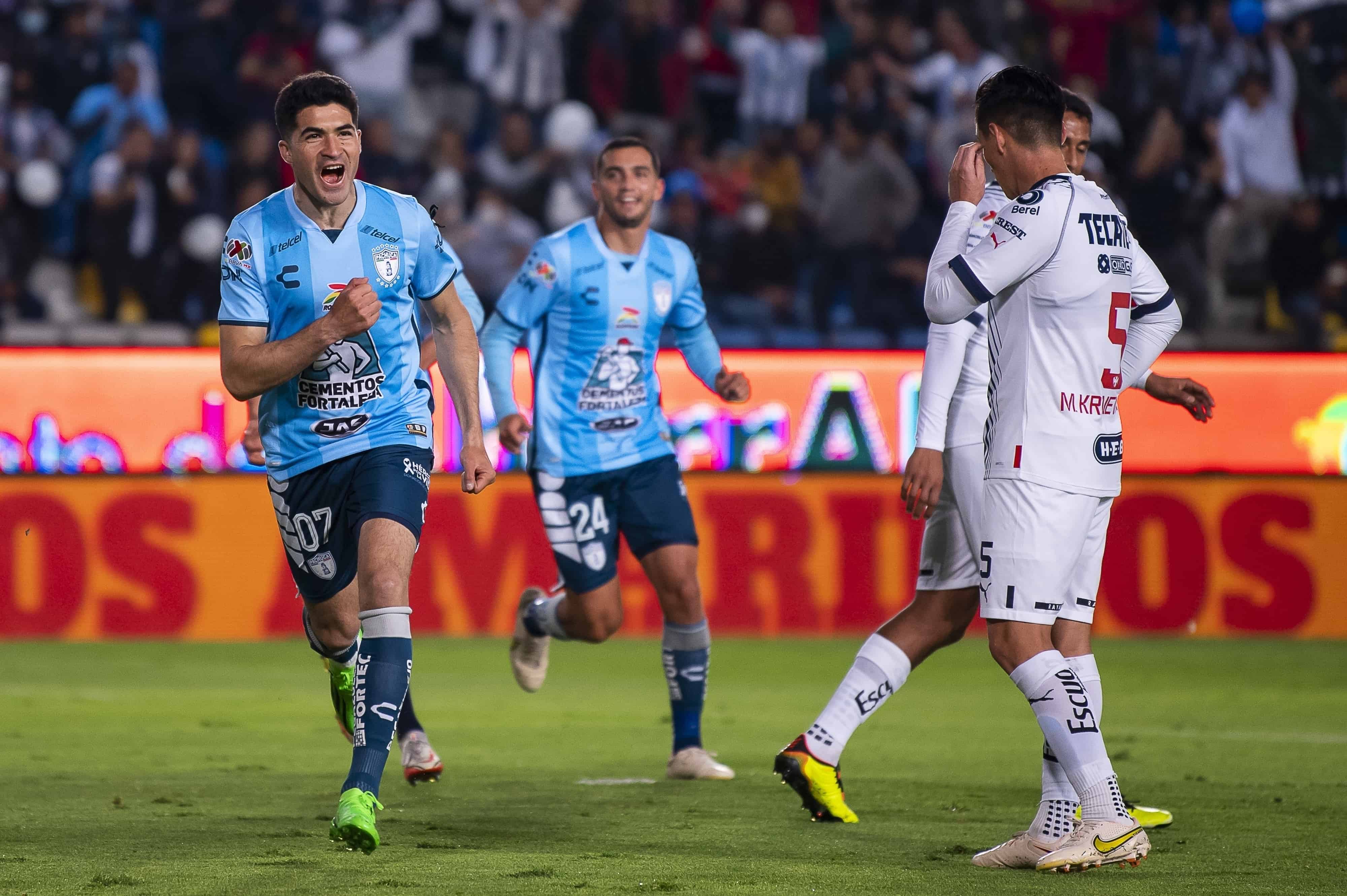 Nicolás Ibañez hace hat-trick.